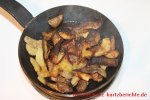 WAS Germany Eisenbratpfanne - stark erhitzte Kartoffelschalen mit Öl und Salz