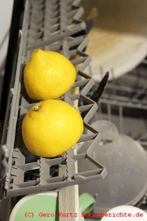 Entkalkung mit Zitronensaeure - Zitronenhälften im Geschirrspüler