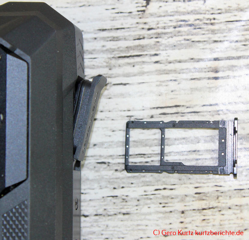 HOTWAV W11 Outdoor Smartphone - geöffnete SIM-Schublade