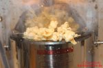Emerio Popcornmaschine - aus dem Topf quellendes Popcorn