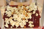Emerio Popcornmaschine - Popcorn auf dem Boden