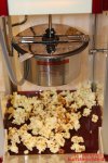 Emerio Popcornmaschine - fertiges Popcorn auf dem Boden der Maschine