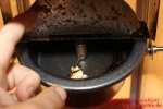 Emerio Popcornmaschine - Rührhaken mit verklebten Popcornrest