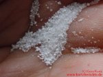 Pansalz 5 Pansalz Salzkristalle auf der Handfläche in Nahaufnahme