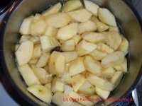 Äpfel im Kochtopf mit Gewürzen für Apfelmus