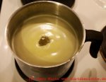 Butterblumen Gelee sprudelnd kochender Löwenzahnblütensaft mit Gelierzucker und Zitrone