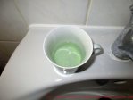Silikonfuge selber machen - Tasse mit Spülwasser