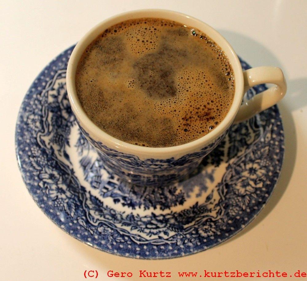 Kaffee per Hand bruehen Kaffee in der Tasse