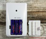 geöffnetes Batteriefach mit drei AAA-Batterien Reiner SCT TanJack photo OR - geöffnetes Batteriefach