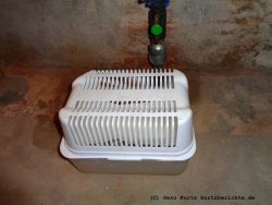 Box mit Granulat im Keller. Das Wasser wird direkt darunter in einem Behälter aufgefangen. Gut geeignet für kleine geschlossene Räume. Granulatbox im Keller